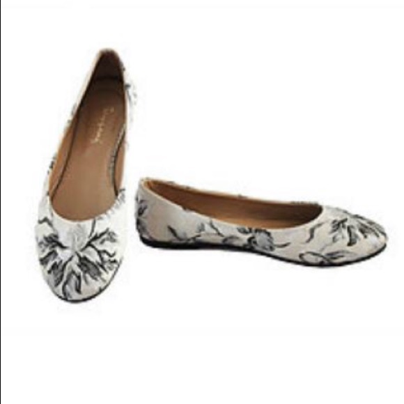 Silver Textile Flat - Picture 1 of 1